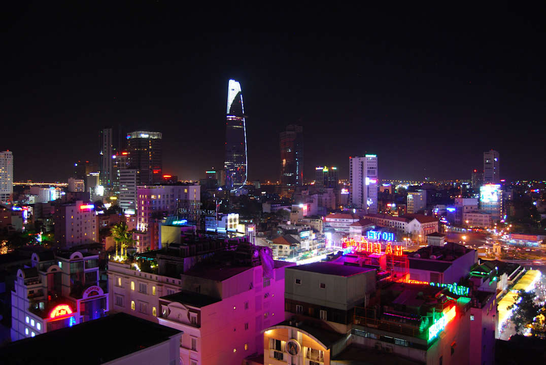 Aussicht vom Pool in die City Hotel Golden Central Saigon