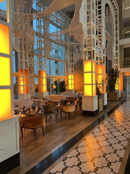 Lobby Well Palace Side