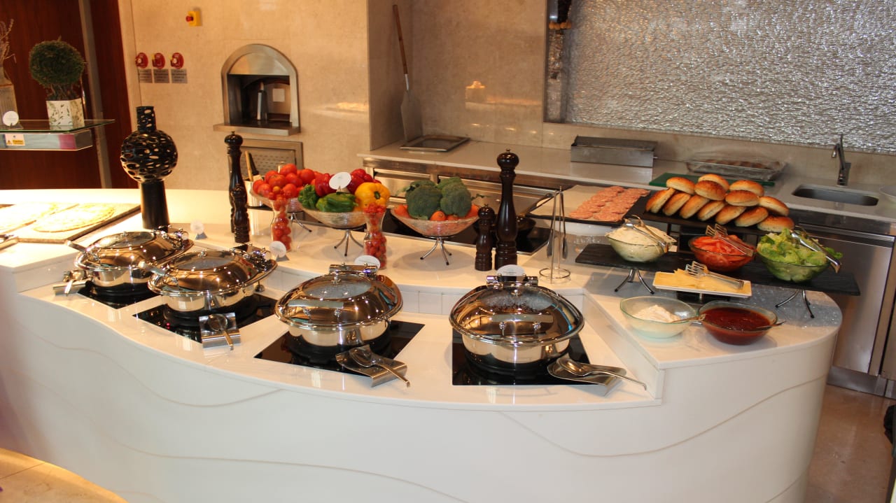 Büffet im Olea The St. Regis Saadiyat Island Resort, Abu Dhabi