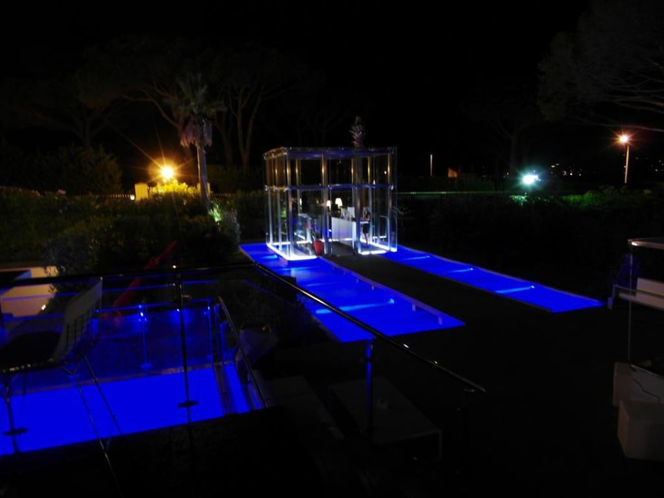 Rezeption at night Hotel Kube