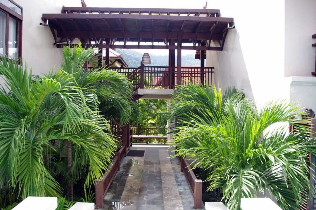 Über die Brücke zu den Zimmern Khaolak Oriental Resort - Adults only