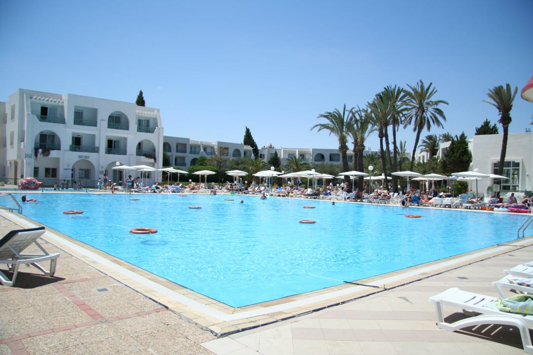 Großer Pool mit Blick zum Hauptgebäude El Mouradi Club Kantaoui