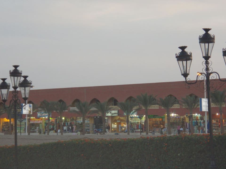 Gegenüberliegende Einkaufsmeile Pickalbatros Dana Beach Resort - Hurghada