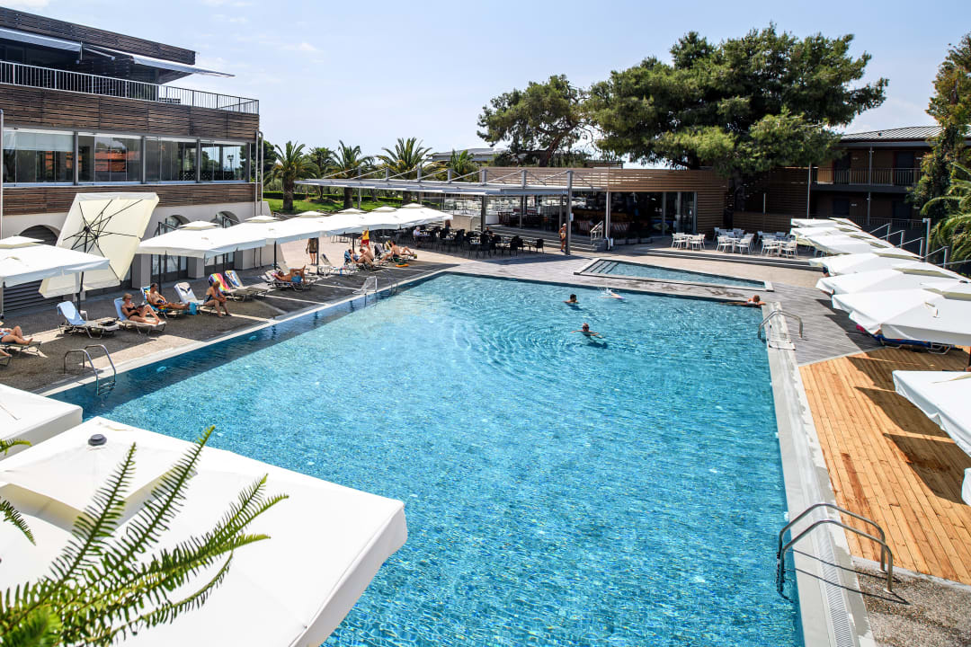 Pool Blue Dolphin Resort Hotel