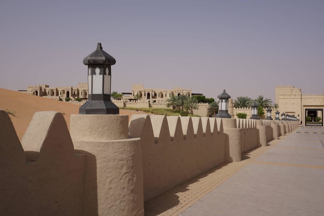 Hoteleinfahrt Qasr Al Sarab Desert Resort by Anantara