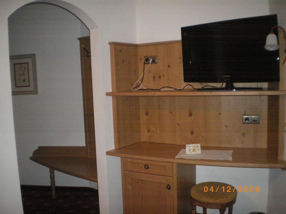 Der große TV und der begehbare Schrank Hotel Tirolerhof