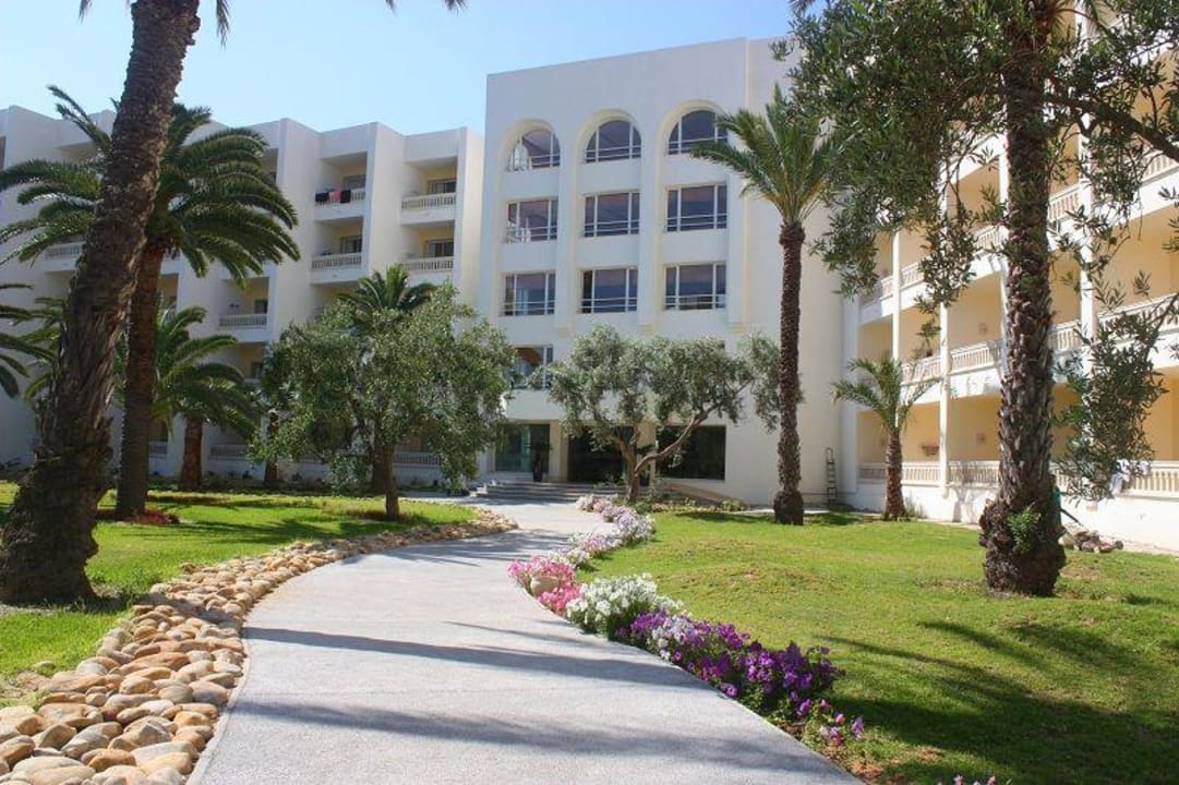 Holel od strony ogrodu palmowego Hotel Marhaba Club