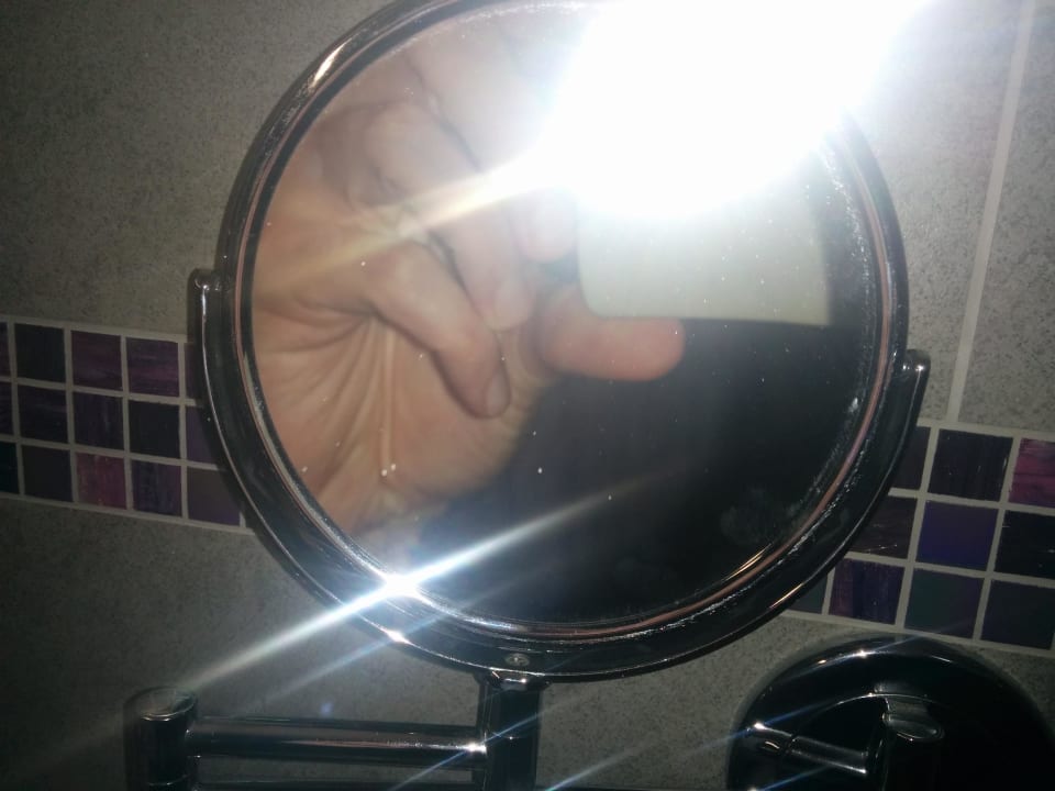 Schmutziger Spiegel Seehotel Adler