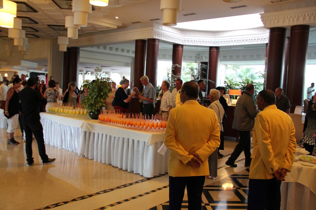 Management Empfang der neuen Hotelgäste Iberostar Waves Mehari Djerba