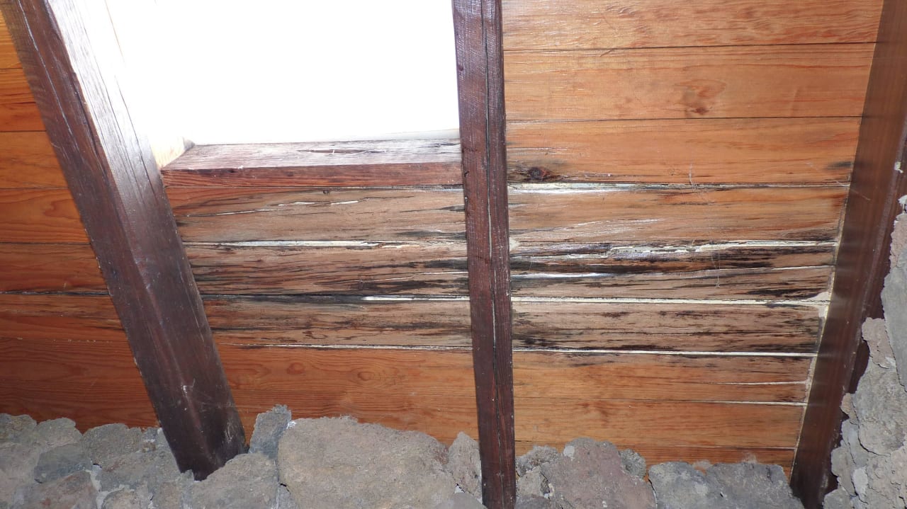 Die angefaulte Holzdecke im Bad Casa Rural Aborigen Bimbache