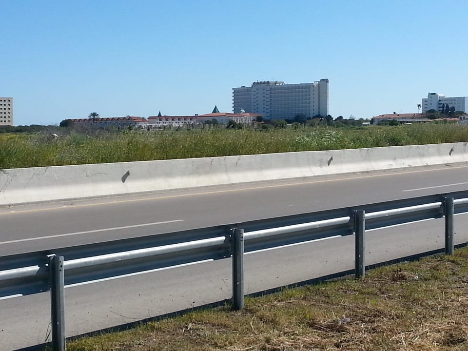 Hotelgeländeansicht von der Straße Salamis Bay Conti Resort Hotel & Casino