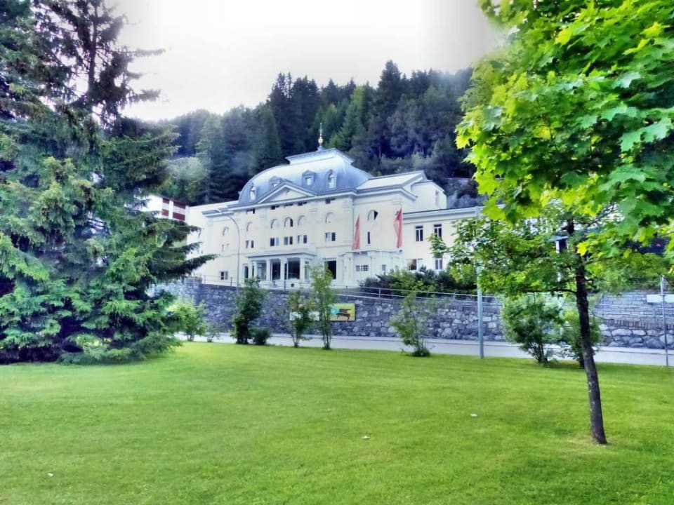 Ansicht vom Park Steigenberger Icon Grandhotel Belvédère