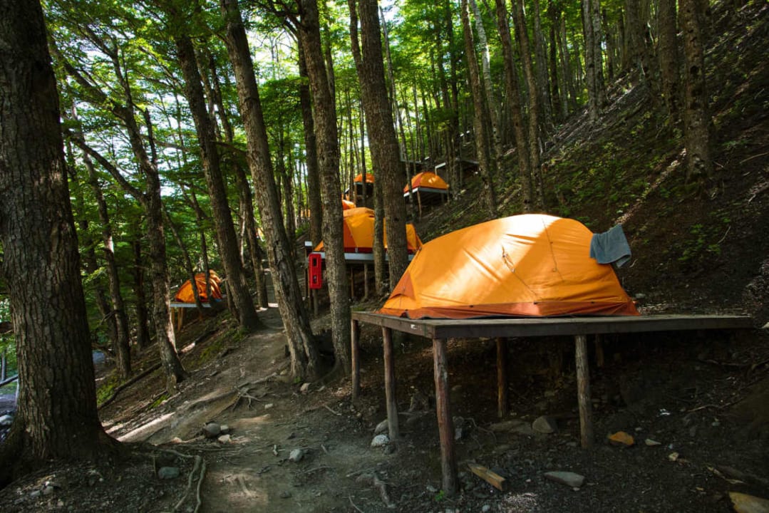 Platforma z namiotem na campingu Camping & Bungalows Refugio Chileno