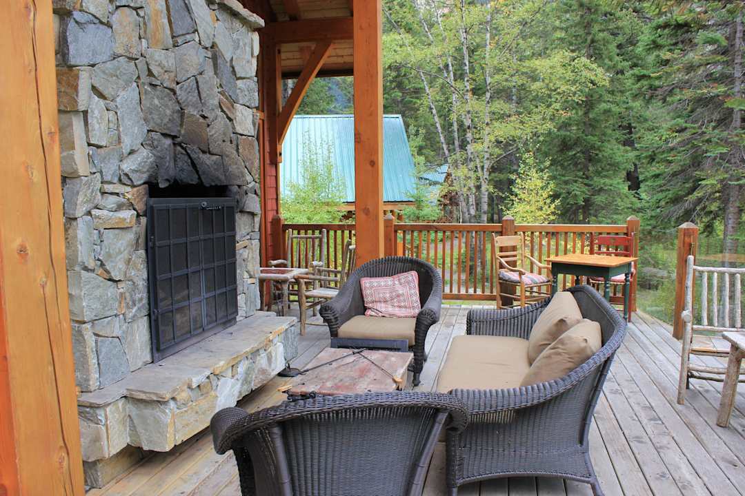 Terrasse bei der Lobby Hotel Cathedral Mountain Lodge