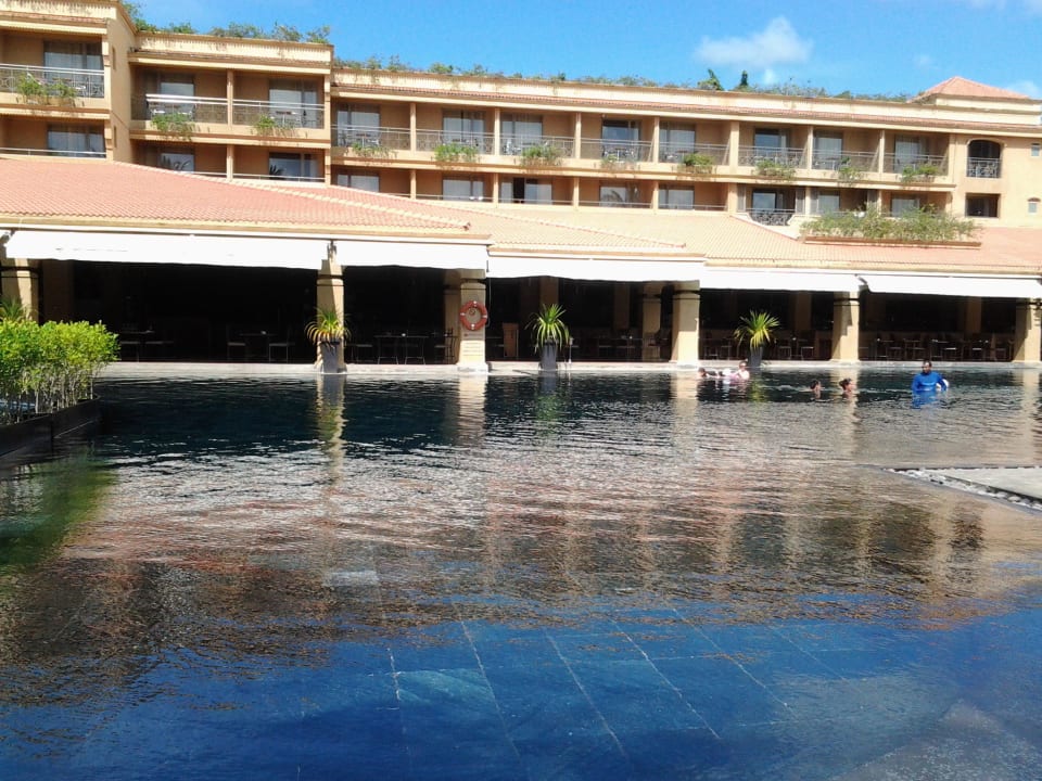 Pool mit Restaurant im Hintergrund Mauricia Beachcomber Resort & Spa