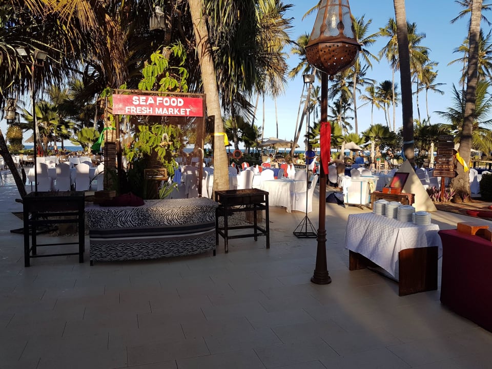 Abenddinner am Pool  TUI Blue Bahari Zanzibar