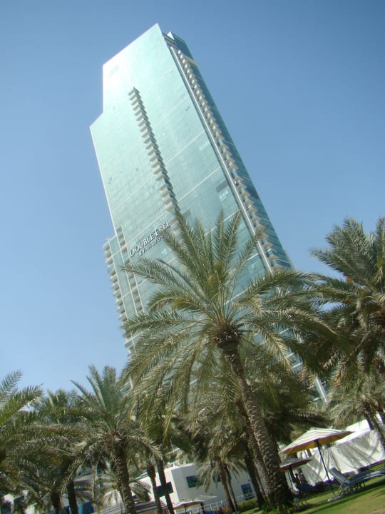 Vom Garten aus auf das 51 Stockwerke "Hilton" Sheraton Jumeirah Beach Resort