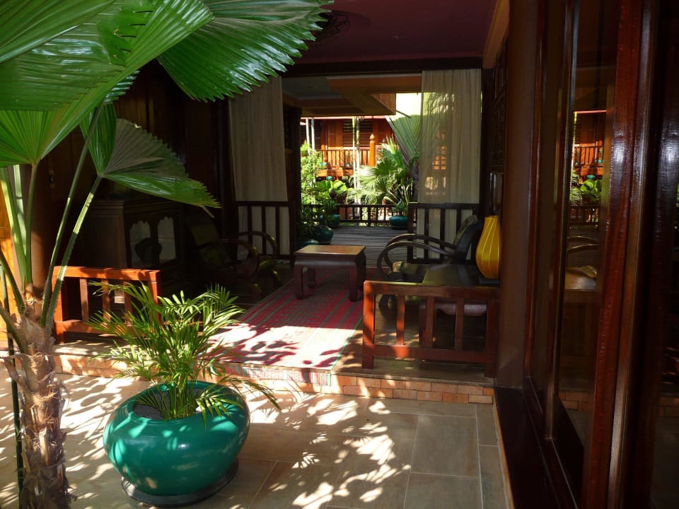 Durchgang mit Sitzgruppe zwischen den Häusern Angkor Village Hotel