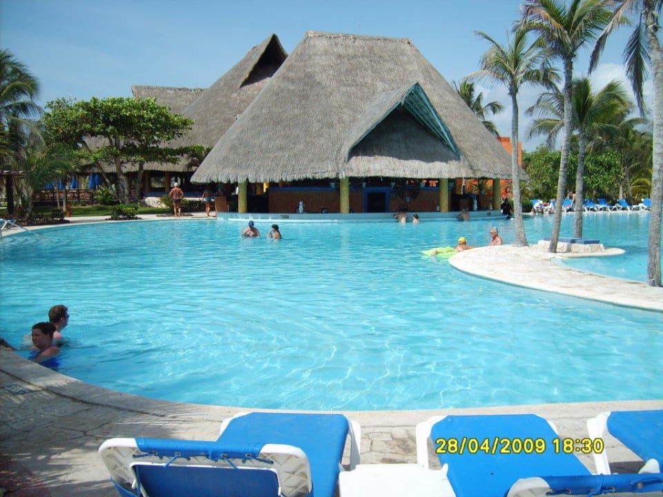 Blick auf die Poolbar Barceló Maya Beach