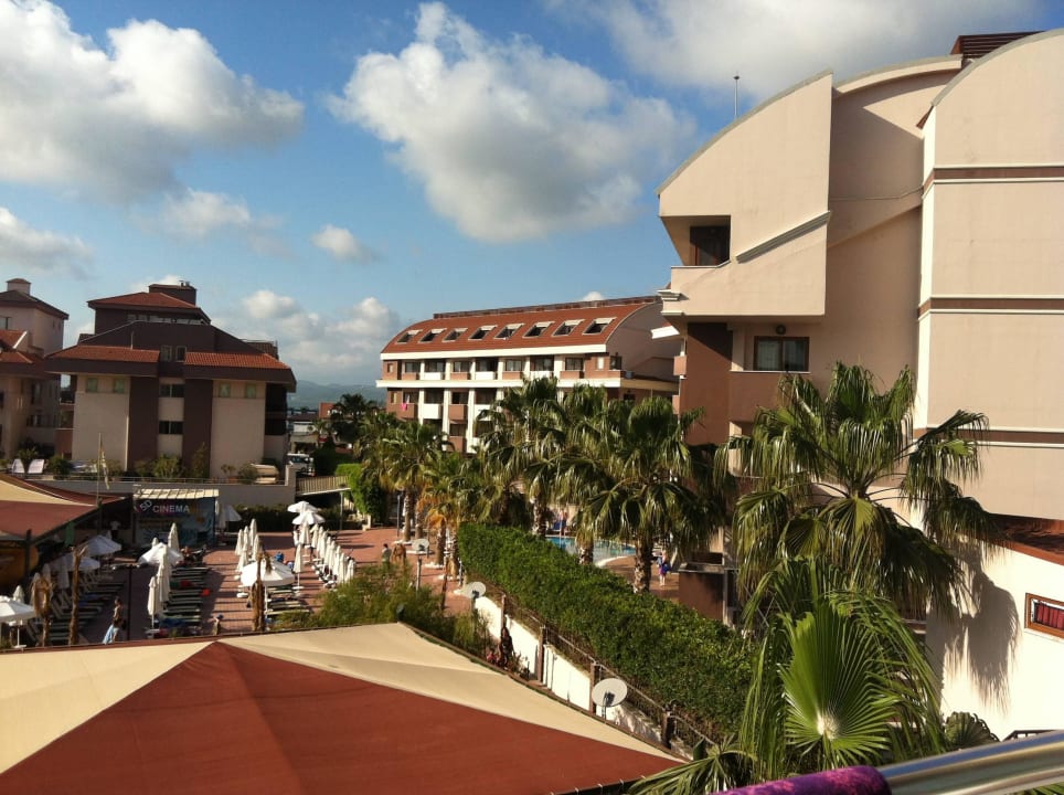 Vom Zimmer Richtung Hauptgebäude Hane Family Resort