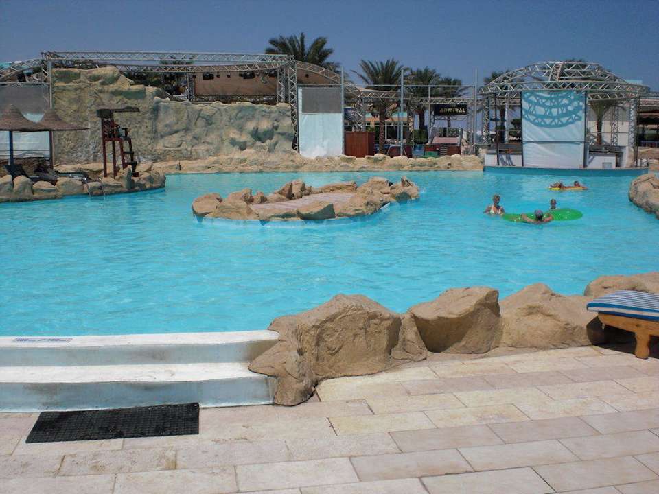 Einer der großen Pools Titanic Resort & Aqua Park