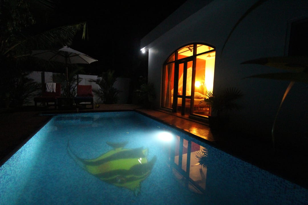 Orchid Villa mit Pool bei Nacht Marari Villas