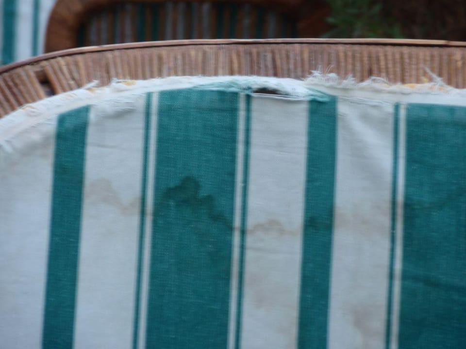 Die fleckige und kaputte Polstergarnitur Hotel Gezira Garden