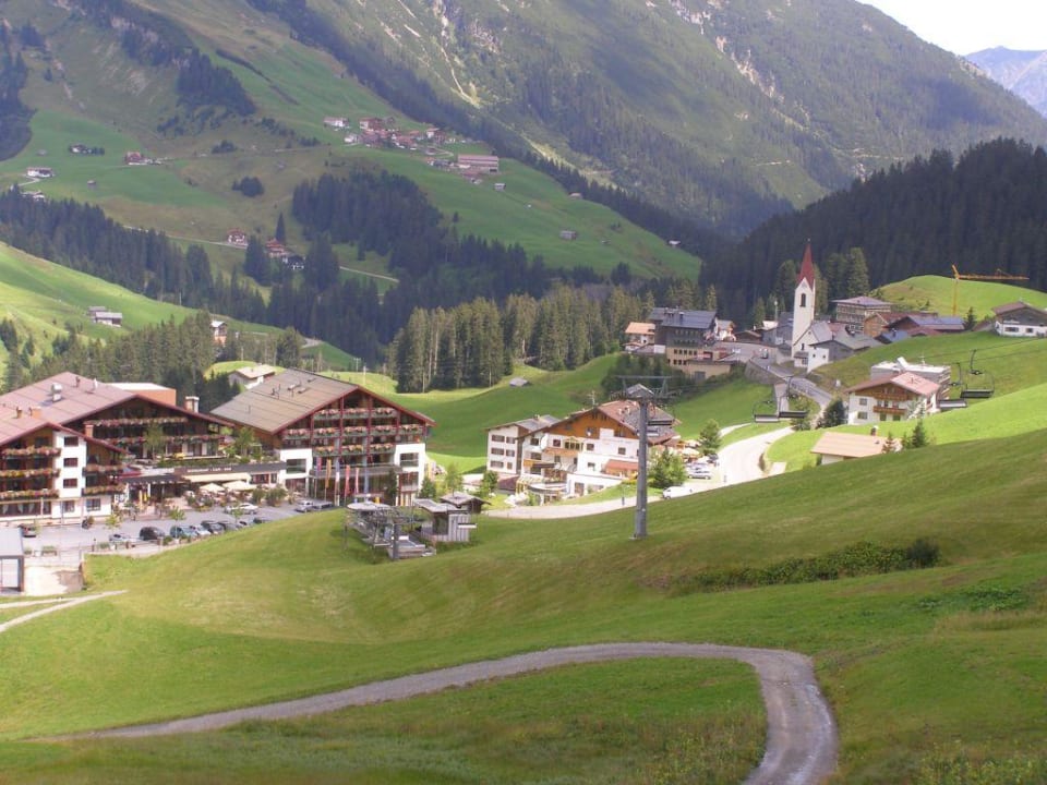 Sicht auf Warth Hotel Steffisalp
