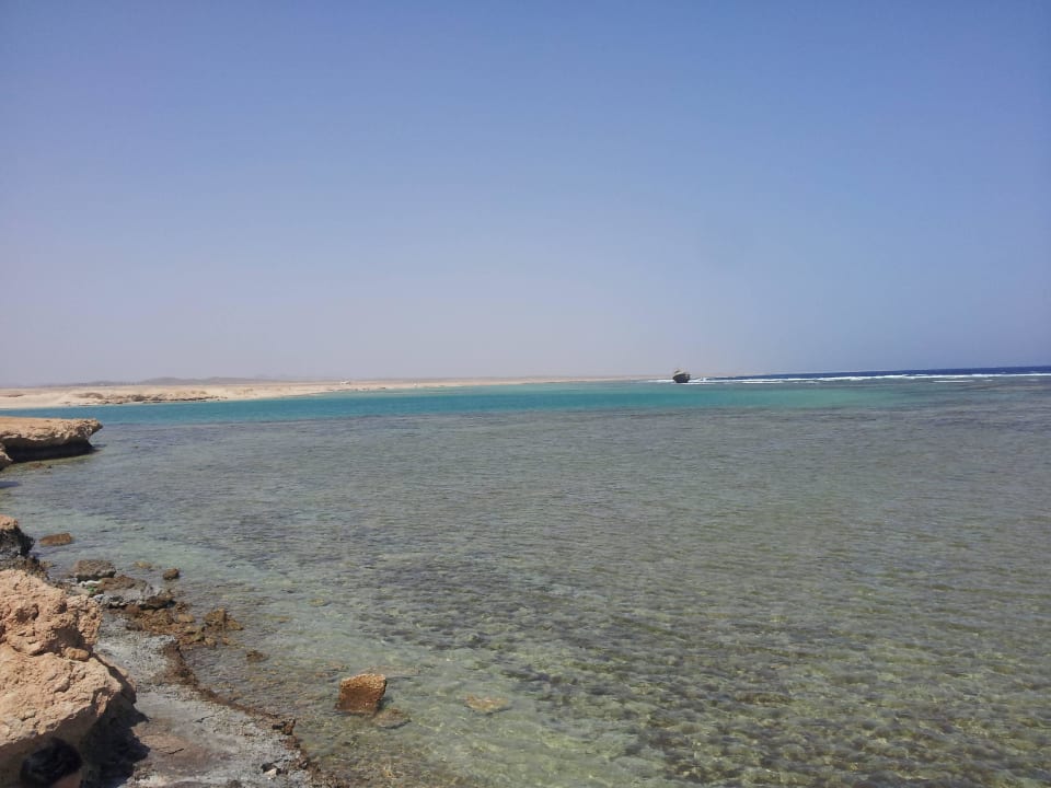 W oddali wrak statku Three Corners Sea Beach Resort