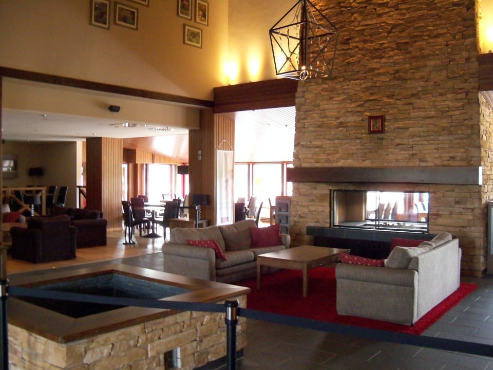 Lobby in der Nebensaison ( Juni ) Santa's Hotel Tunturi