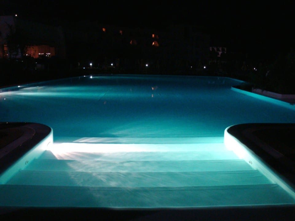 Piscine la nuit Le Sultan