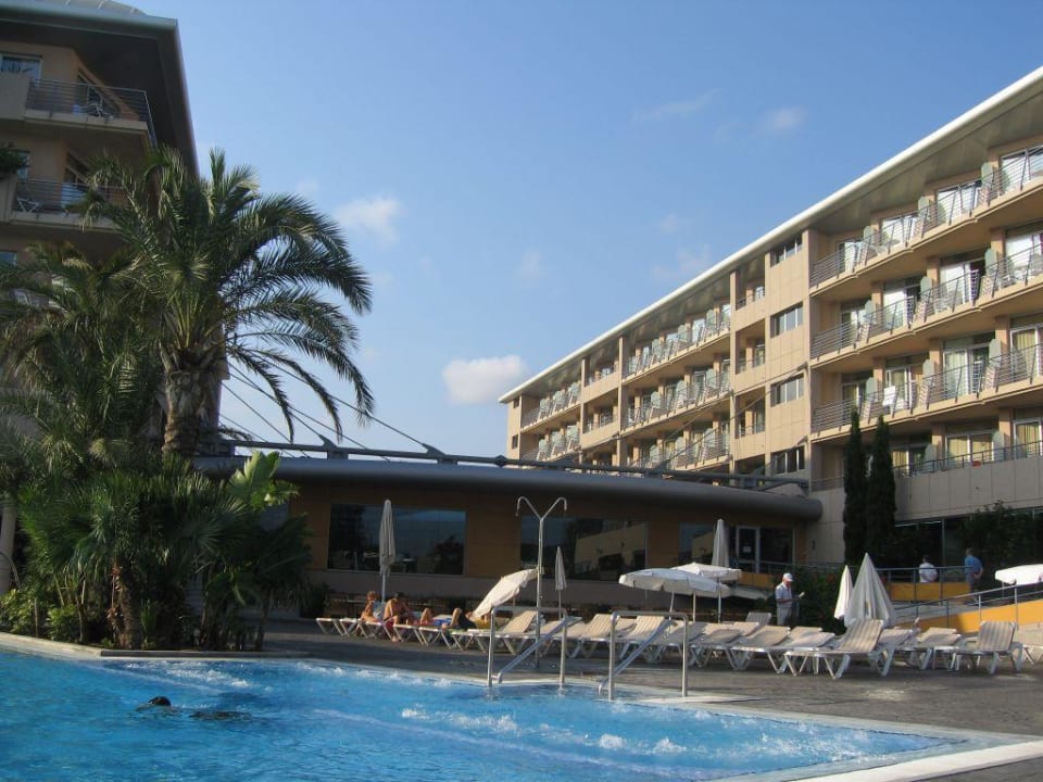 Pool mit Blick auf Haus 1 AQUA Hotel Onabrava & Spa