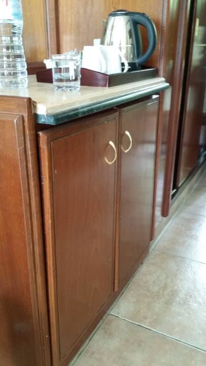 Schiefe Türen am Schrank Sultan Gardens Resort