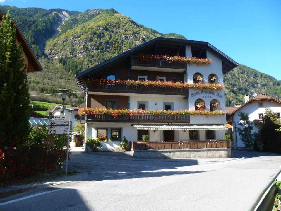 Mühlener Hof mit Berg Hotel Mühlenerhof