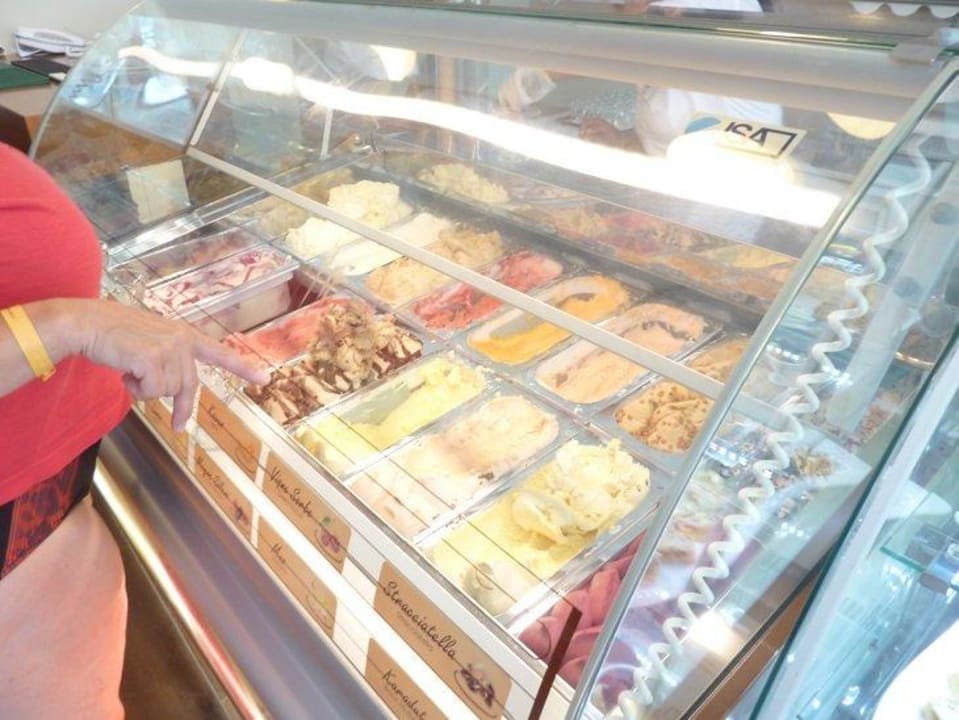 Eissorten im Kaffee (Kugeleisauswahl) Port Nature Luxury Resort & Spa