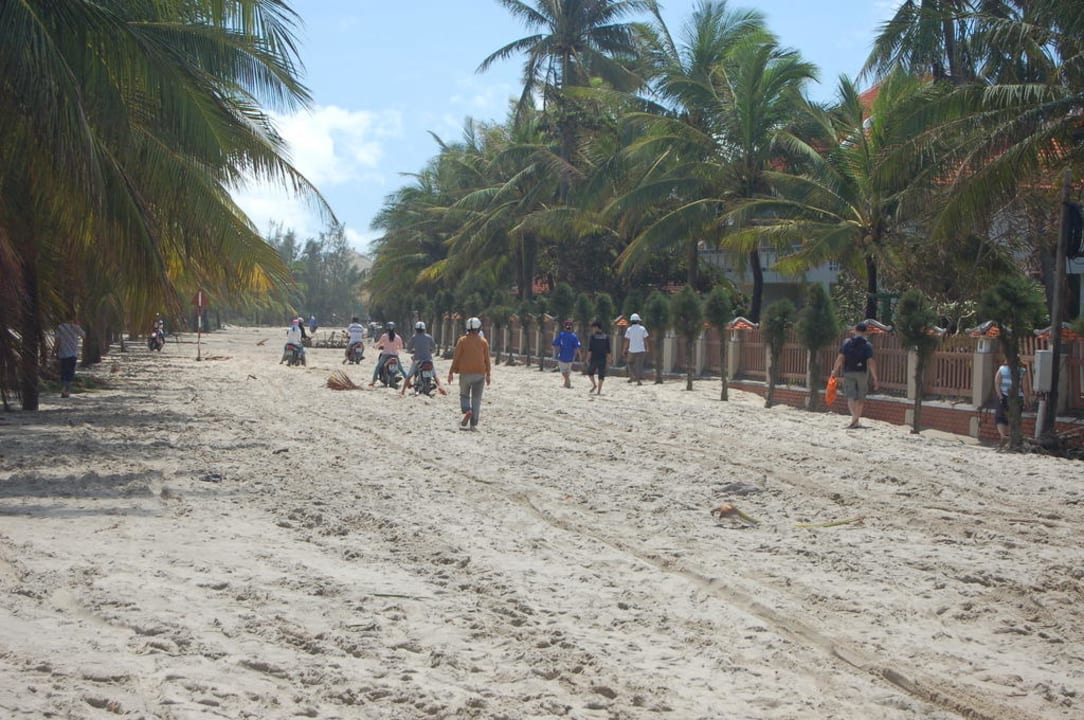 Straße vor dem Hotel Hotel Hoi An Beach Resort