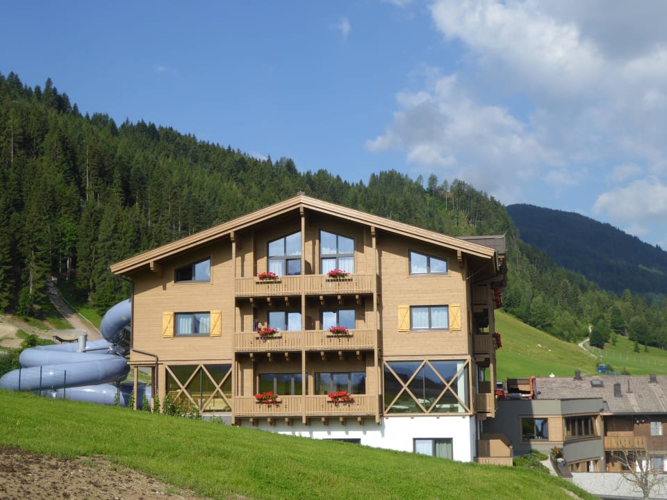 Sicht auf Rutsche, Sauna (li.) und Ruheraum (re Hotel Riederalm