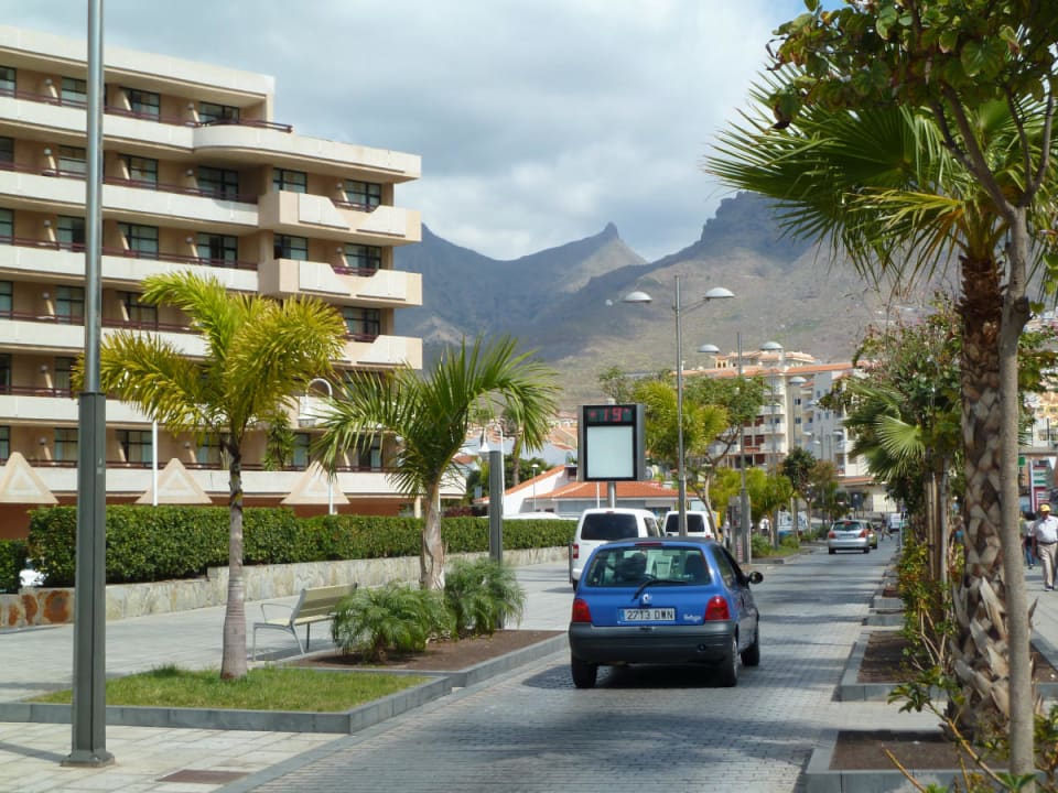Strasse vor dem Hotel Apartments Pueblo Torviscas