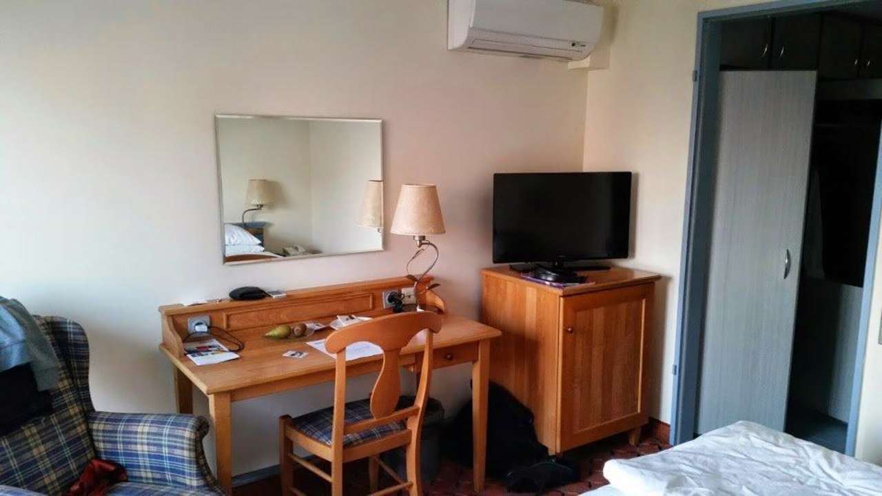 Schreibtisch und TV Park Inn by Radisson München Frankfurter Ring