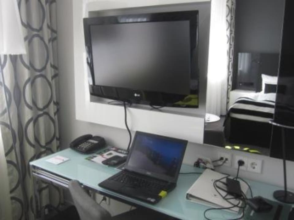 Flat-Screen-TV mit DVD und Schreibtisch Vienna House by Wyndham Andel's Berlin