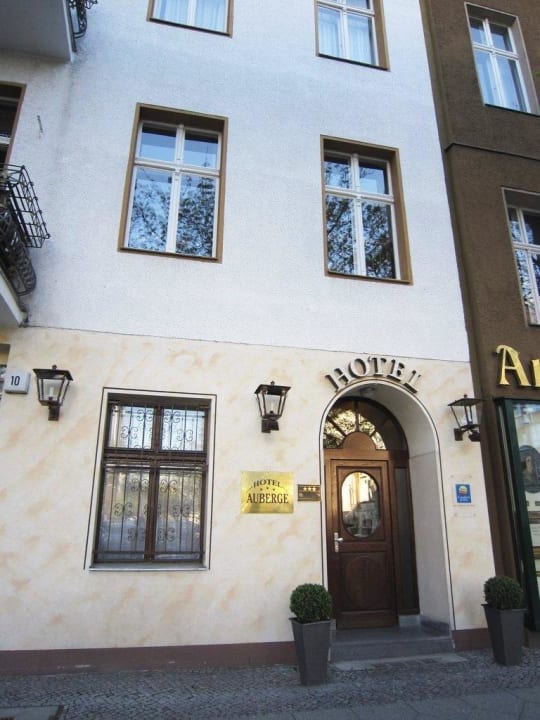 Entrance Safestay Berlin Kurfürstendamm