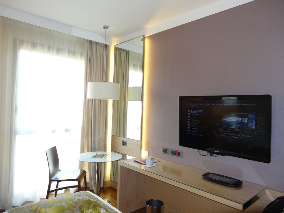 Sitzecke und TV Le Meridien Visconti Rome