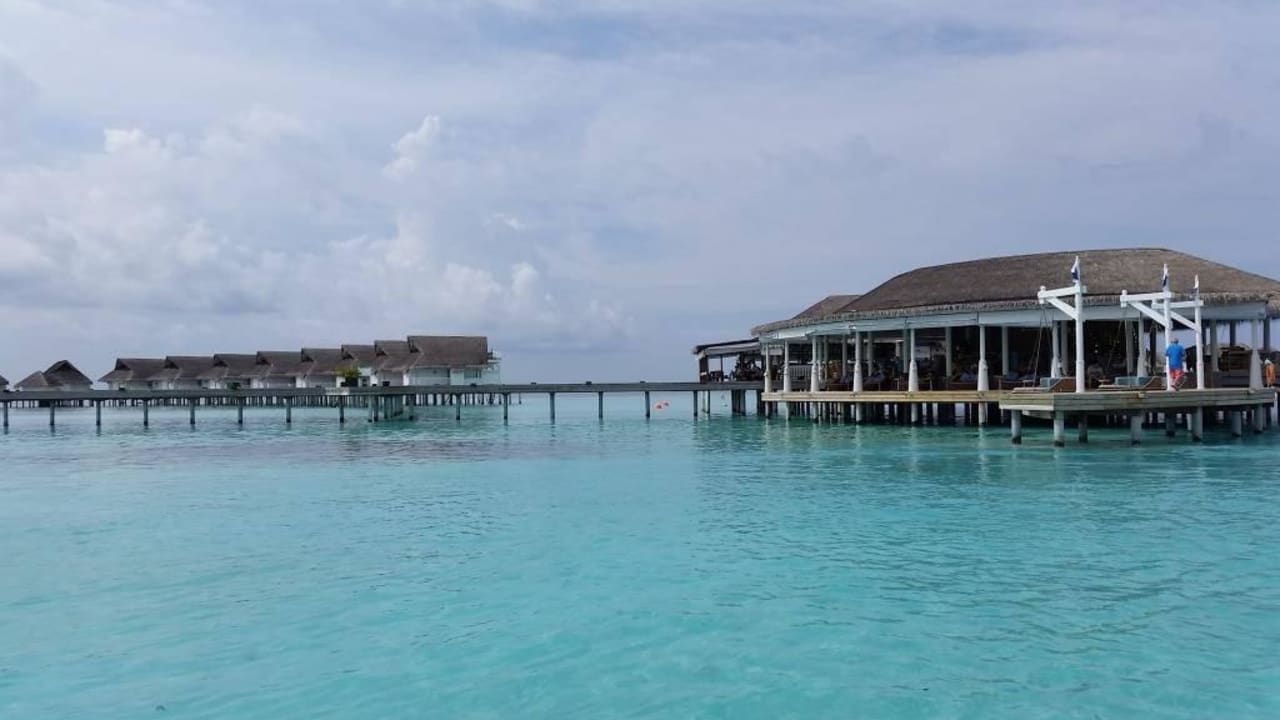 Empfang, Aquabar, Rezeption und Wasservillen Machchafushi Island Resort & Spa Maldives, The Centara Collection