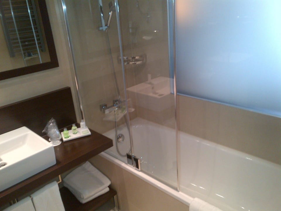 Bad, leider mit hohem Einstieg über der Badewanne NH Collection Dresden Altmarkt