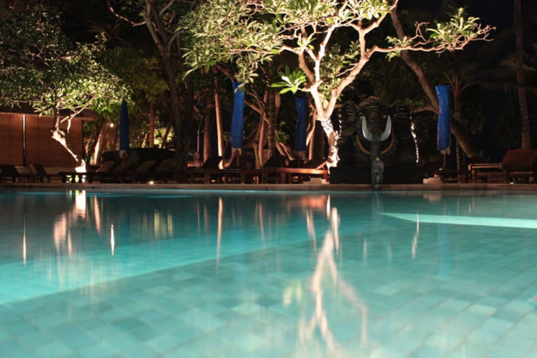 Pool bei Nacht Puri Santrian