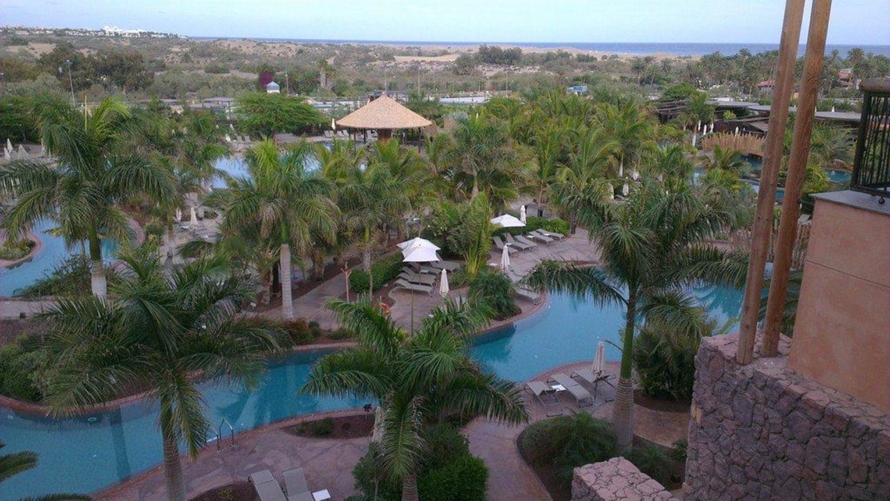 Blick vom Zimmer auf die Poolanlage Lopesan Baobab Resort