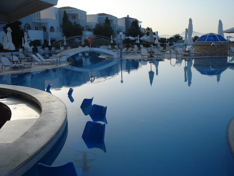 Der größte Poolbereich mit Swim-up Bar Atlantica Marmari Palace