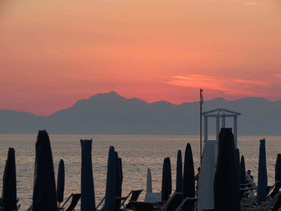 Sonnenuntergang am Hotelstrand  Hotel Le Palme