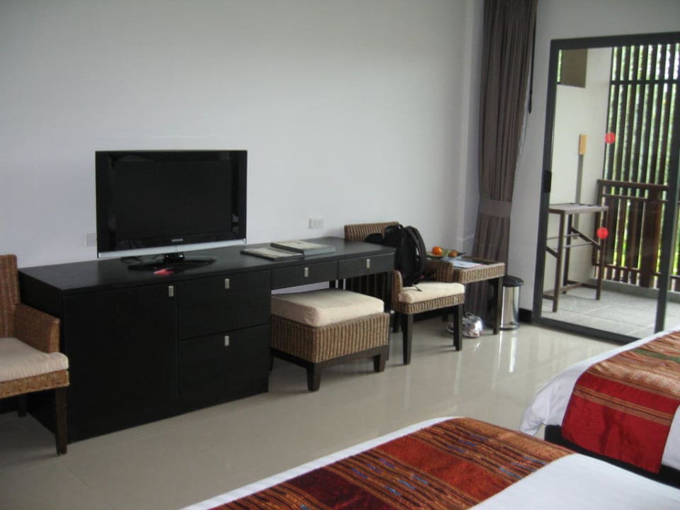 Schreibtisch mit Minibar und Flatscreen Ramada Resort by Wyndham Khao Lak