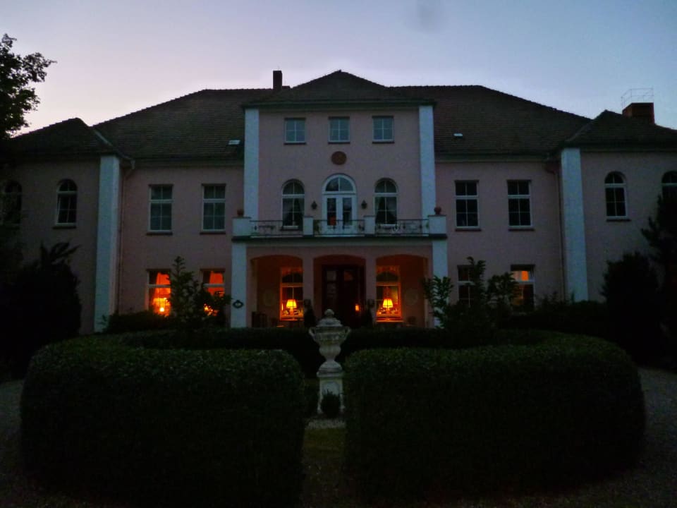 Im Dunklen der Eingang Hotel Schloss Frauenmark